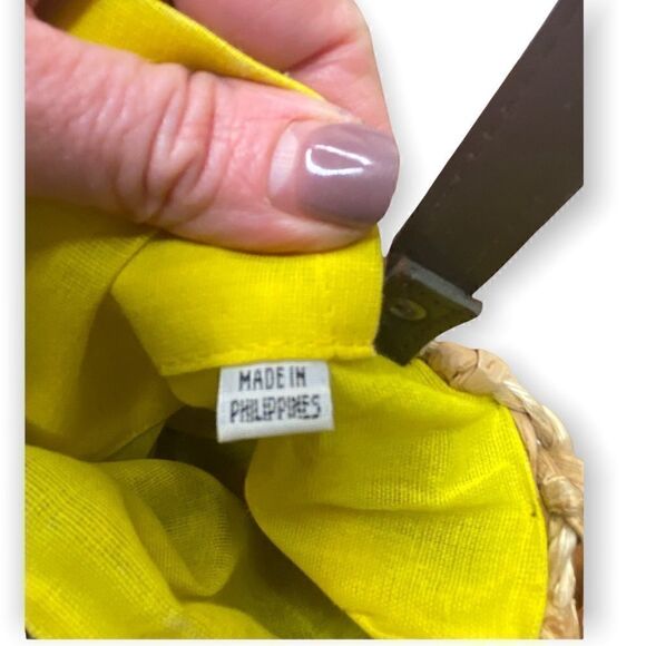 Wicker Floral mini bag made in Philippine’s yellow lining - Picture 4 of 9